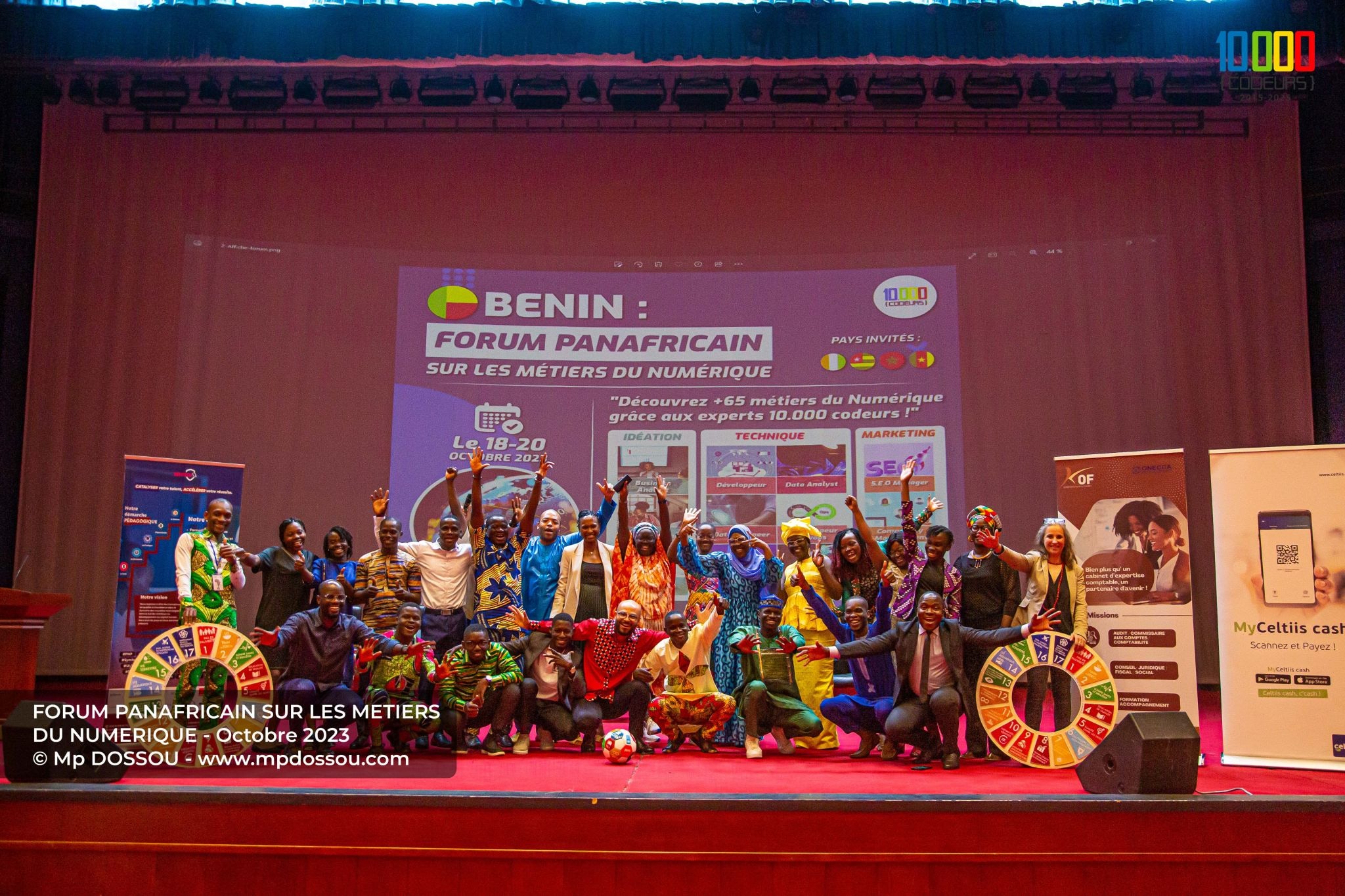 Photo de groupe sur la scène du Forum panafricain sur les métiers du numérique, au Bénin, en octobre 2023