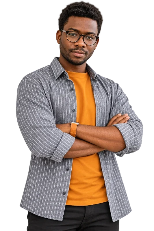 Jeune homme à lunettes, bras croisés